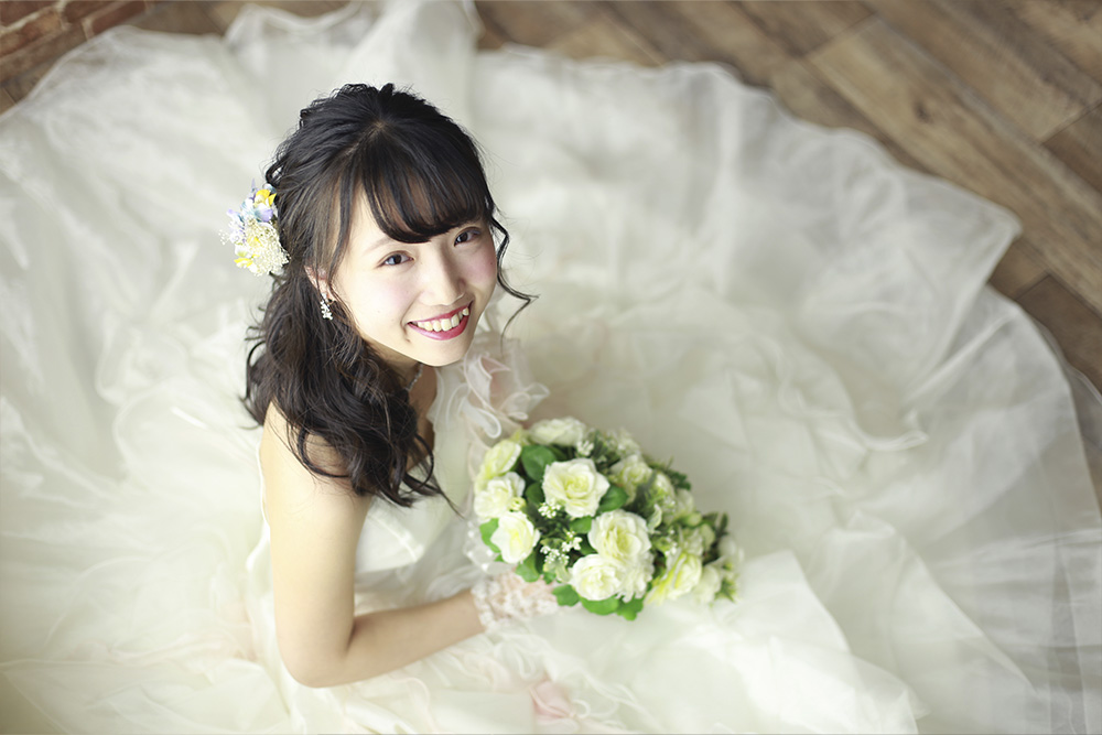 振袖前撮り撮影では、2着までお着替えがOK 振袖以外にもドレスで撮影ができます。
